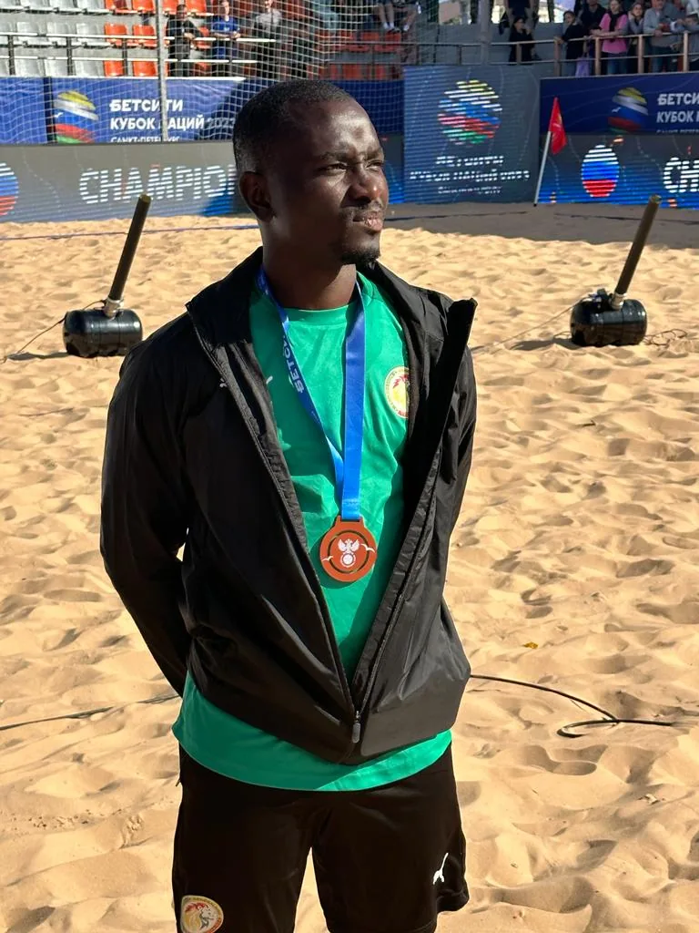 Membre du staff sénégalais médaillé sur un terrain de beach soccer