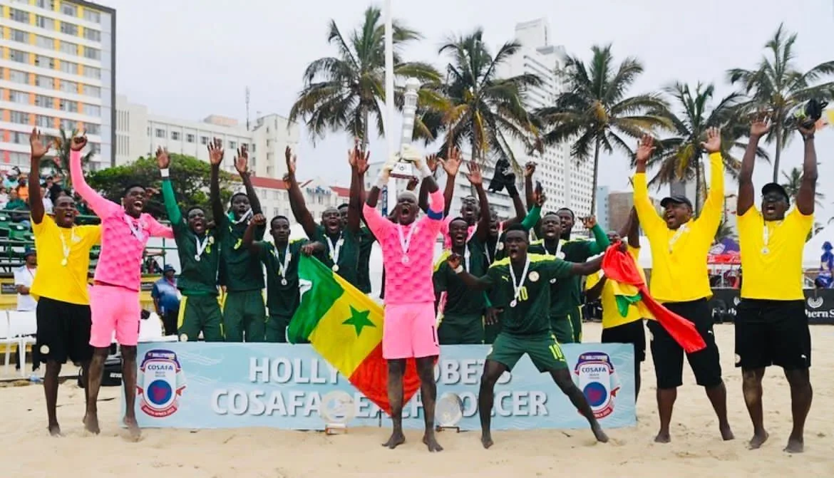 L’équipe du Sénégal de beach soccer célébrant une victoire à la COSAFA