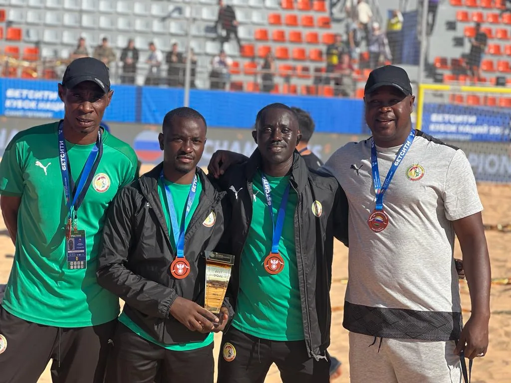 Staff et joueurs sénégalais médaillés au bord du terrain