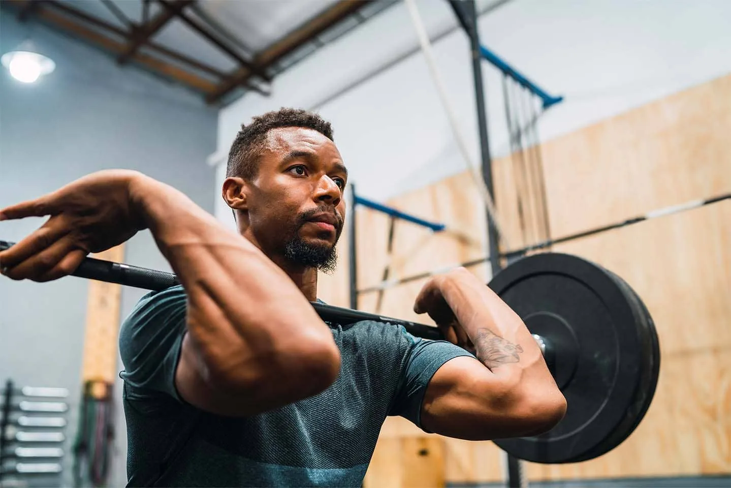 Sportif en séance de kinésithérapie du sport