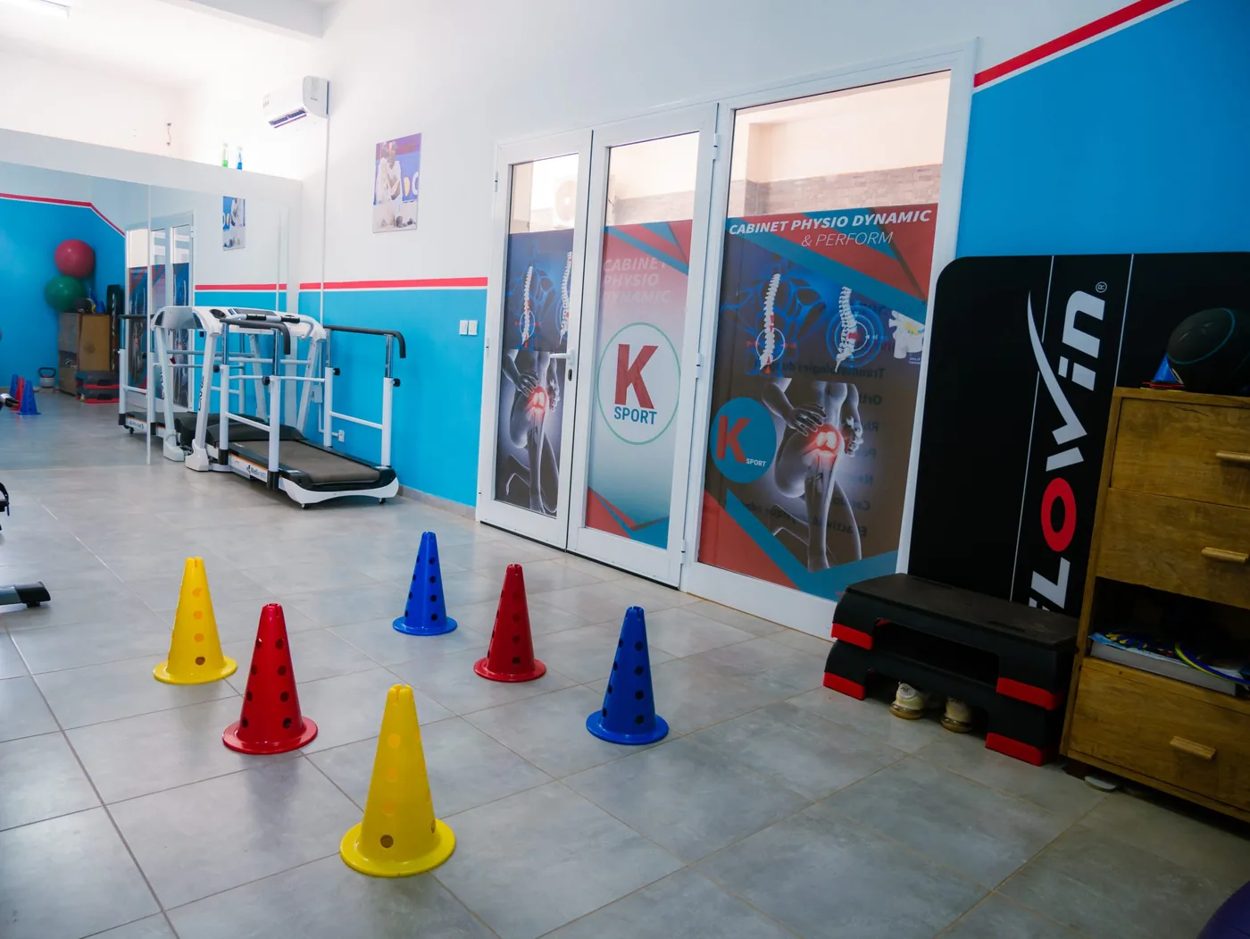 Salle d’exercices du cabinet K-Sport avec plots et tapis de course