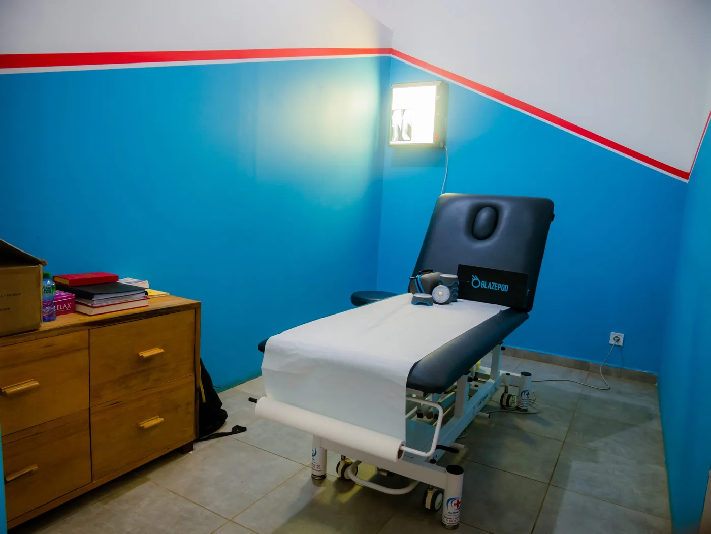 Salle de soins du cabinet K-Sport avec sa table de traitement