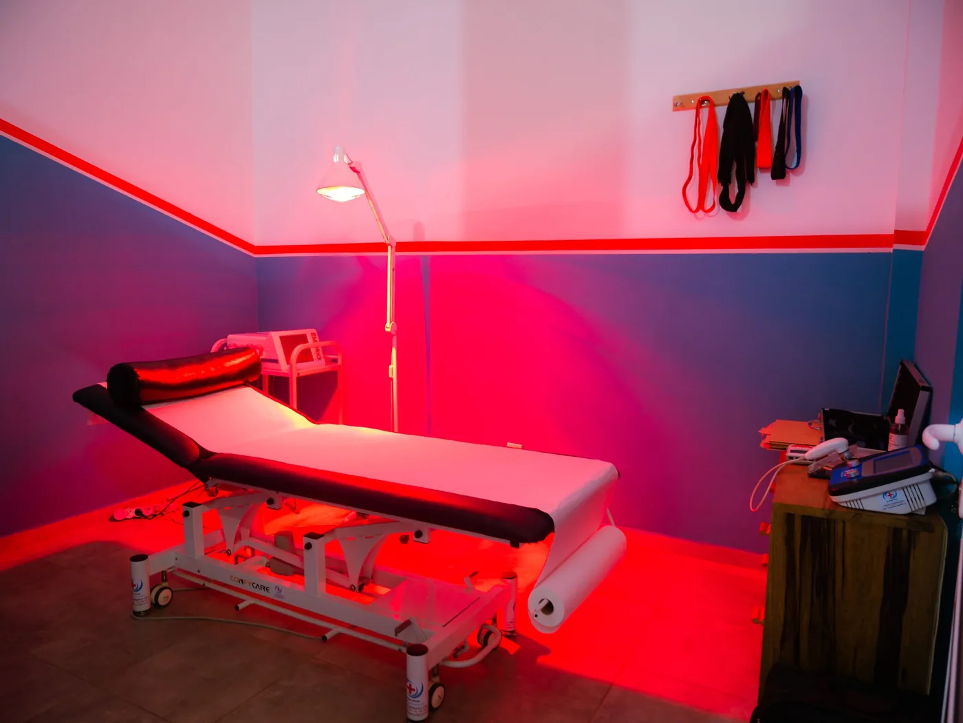 Salle de soins éclairée en lumière rouge au cabinet K-Sport