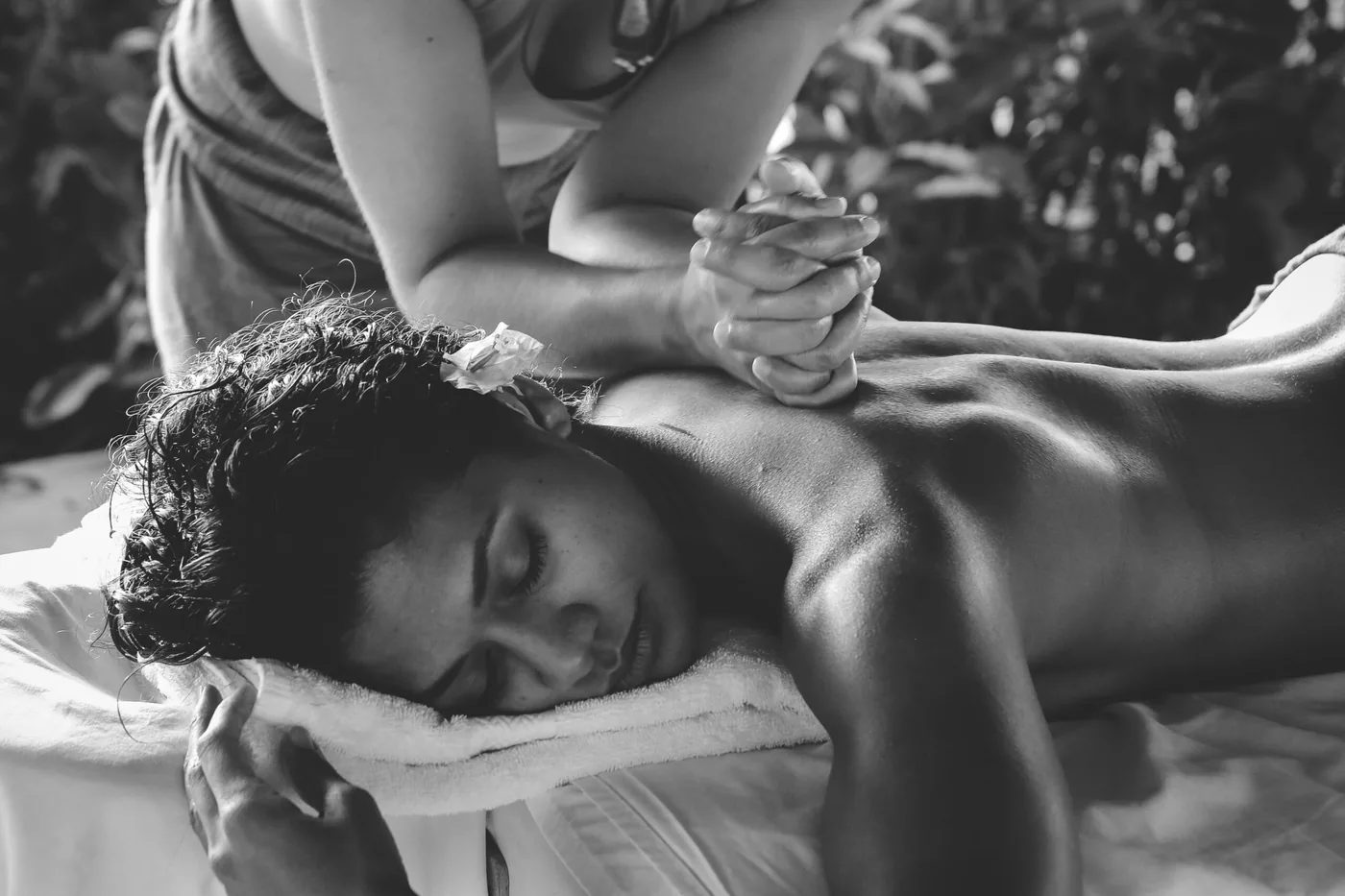 Massage du dos d’une patiente allongée